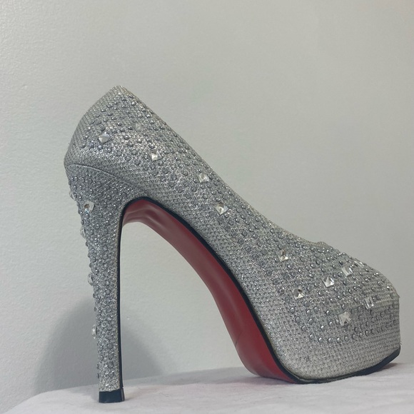 Slightly worn heels - Picture 2 of 6